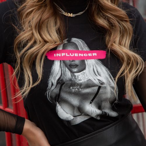 T-shirt influencer