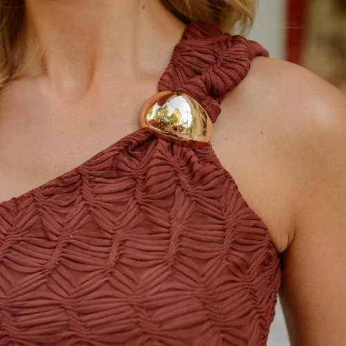 BLUSA DRAPEADA CON HERRAJE